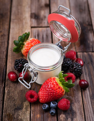 Frische Beeren und Joghurt