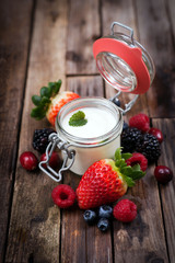 Frische Beeren und Joghurt
