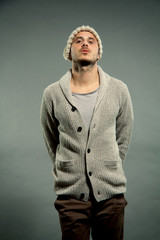 Naklejka premium Selbstbewusster junger Typ