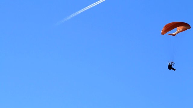 Vol d'un parapente, parapentiste avec une voile