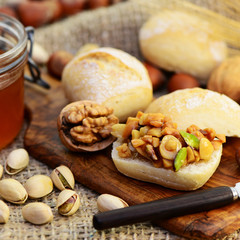 Brötchen mit Nüssen und Honig