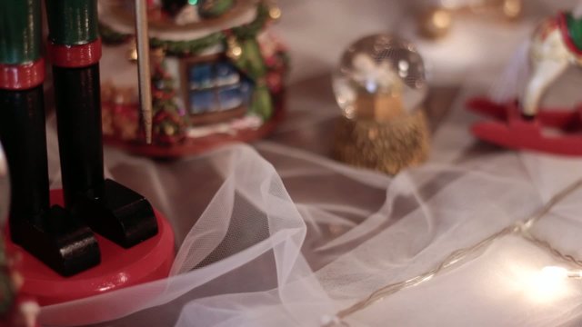 Palla Di Neve WeRChristmas Con Cucciolo E Cardinale – Base In Legno Di Betulla – Decorazione Natalizia 12 Cm - 5