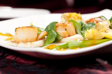 Baked scallops with asparagus