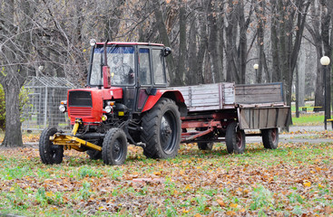 Трактор для уборки листьев. Осень, парк, природа.