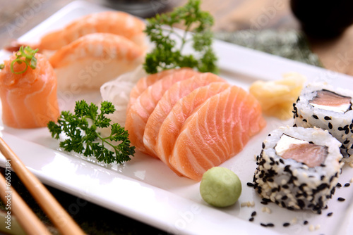 Японская кухня, ролы с рыбой без смс