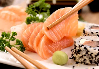 Gordijnen Sashimi en sushi op witte plaat © marcelokrelling