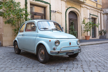 Fiat 500 dans les Rues de Rome - obrazy, fototapety, plakaty