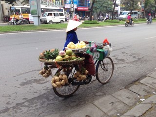 Fototapeta na wymiar kobieta na rowerze w Hanoi