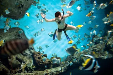 Fototapeten Schnorchler unter Wasser © Andrei Armiagov