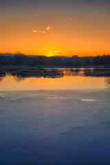 Fototapeta na wymiar Zachód słońca w lodowatej wodzie