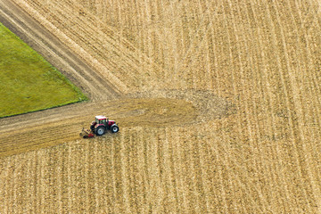 tractor on field © Wolfgang Zwanzger
