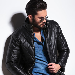 Obraz premium side view of a dramatic fashion male model posing