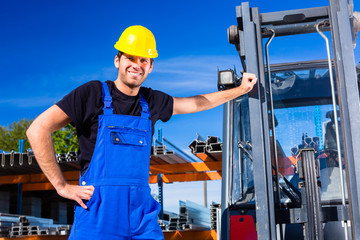 Bauarbeiter mit Baustellen Gabelstapler 