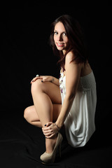 Ragazza in posa con vestito bianco