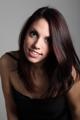 Naklejka premium Ritratto di ragazza con vestito nero