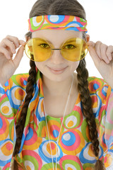 Teenager in Hippie-Kostüm trägt Brille