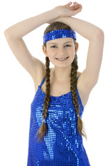 Teenager in blauem Disco-Tanzkleid