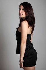 Fototapeta premium Ritratto di ragazza con vestito nero