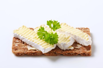 Crisp bread with cheese