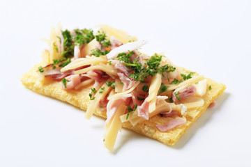 Crispbread with ham and cheese
