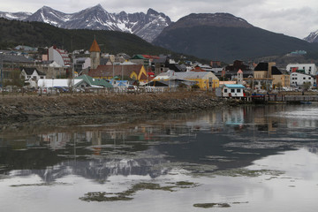 Reflets de la ville d'Ushuaia