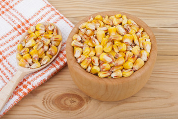 Corn on a plate on the table.