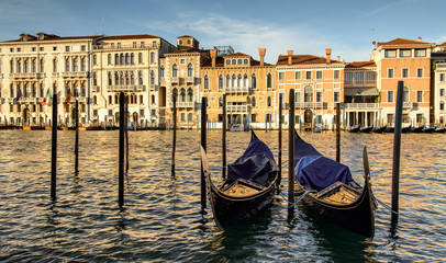 Fototapeta na wymiar Gondoles sur le grand canal de Venise