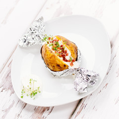 Folienkartoffel mit frischer Kresse und Speckwürfeln