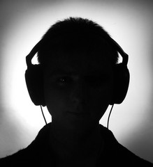 парень в наушниках