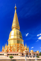 Naklejka premium Beautiful golden pagoda under deep blue sky