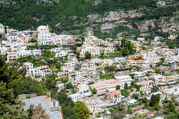 Fototapeta na wymiar Kolorowe domy na wybrzeżu Amalfi