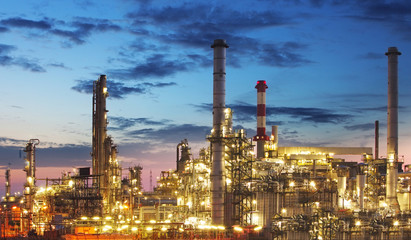 Obraz na płótnie Canvas Rafinerii ropy naftowej i gazu o zmierzchu - fabryka petrochemiczny