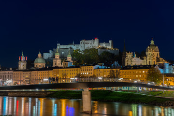 Fototapeta na wymiar Nocny widok na stare miasto w Salzburgu w Austrii