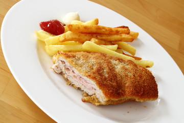 Schnitzel Cordon bleu angeschnitten w/ Pommes frites