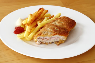 Schnitzel Cordon bleu angeschnitten w/ Pommes frites