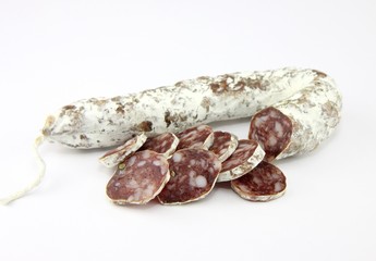 saucisse sèche en rondelles sur fond blanc