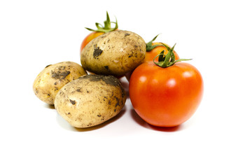 Frische Kartoffeln mit Tomaten