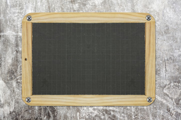 Fototapeta premium ardoise vissée sur mur ciment brossé