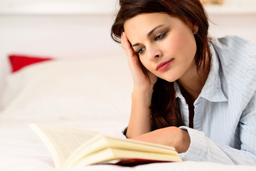 Ragazza che legge un libro