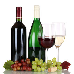 Rotwein und Weißwein in Weinflaschen freigestellt