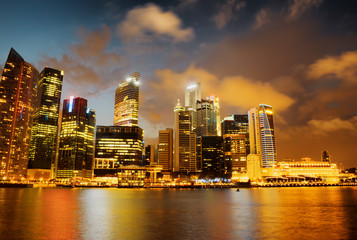 Fototapeta premium Wieżowce w finansowej dzielnicy Singapuru