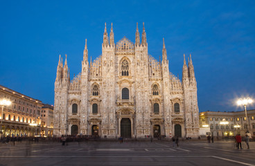 Fototapeta na wymiar Katedra w Mediolanie w nocy