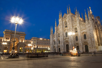 Fototapeta na wymiar Katedra w Mediolanie w nocy