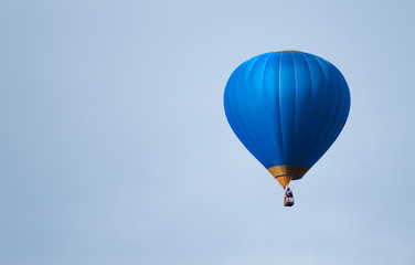 Blauwe ballon in de blauwe lucht