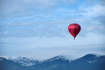Naklejka premium Red balloon in the blue sky
