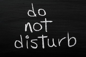 Obraz premium Do Not Disturb sign on a blackboard
