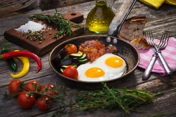 Foto auf Acrylglas Für die Küche Speck, Eier und Gemüse