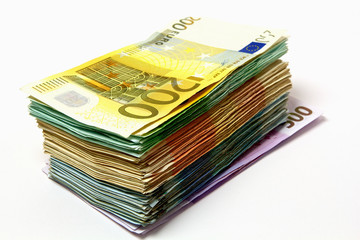 Geldstapel aus verschiedenen Euroscheinen 200 Euro liegt oben