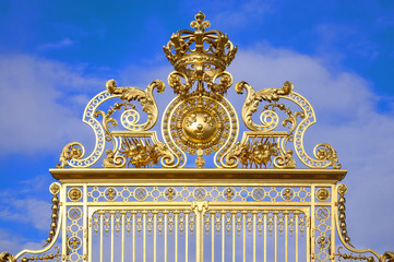 Krone über dem Eingang zum Schloss Versailles © abasler