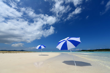 美しい沖縄のビーチと夏空